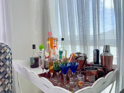 Bebidas em Amplo apartamento vista mar
