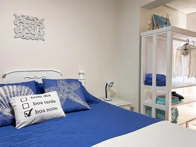 Uma cama ou camas num quarto em Amplo apartamento vista mar