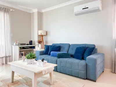 Uma área de estar em Amplo apartamento vista mar