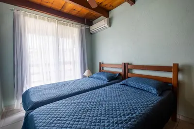 Uma cama ou camas num quarto em Sobrado no Centro de Bombinhas a 350m do mar