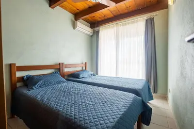 Uma cama ou camas num quarto em Sobrado no Centro de Bombinhas a 350m do mar