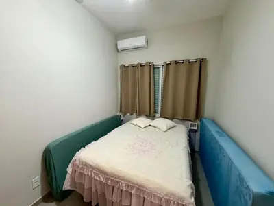 Uma cama ou camas num quarto em Confortável Apto Térreo a 185m da Praia Palmas 7