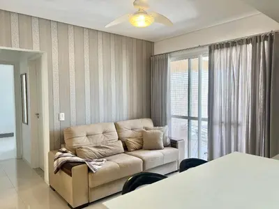 Uma área de estar em Apto piscina vista mar na praia de Palmas.- CC01J