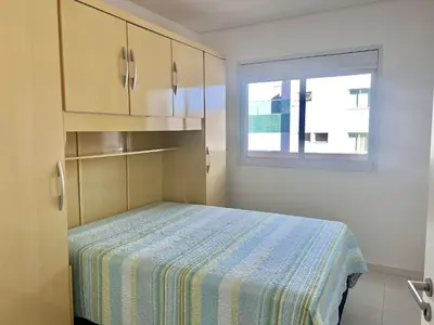 Uma cama ou camas num quarto em Apto piscina vista mar na praia de Palmas.- CC01J