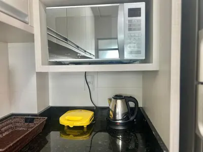A cozinha ou kitchenette de Apto piscina vista mar na praia de Palmas.- CC01J