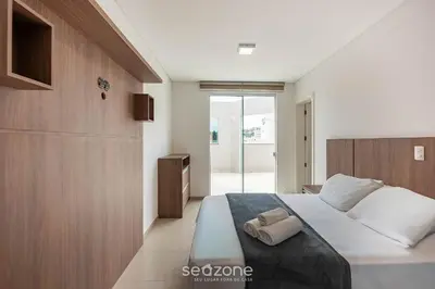 Uma cama ou camas num quarto em Apto c/ varanda e churrasq. a 250m do Mar MRS0402