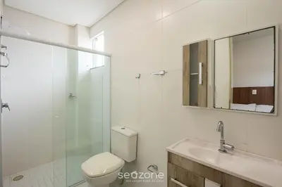 Uma casa de banho em Apto c/ varanda e churrasq. a 250m do Mar MRS0402
