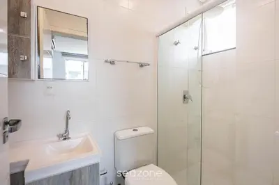 Uma casa de banho em Apto c/ varanda e churrasq. a 250m do Mar MRS0402