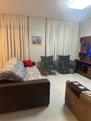 Uma área de estar em Apartamento em Meia Praia