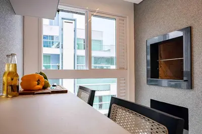 Uma televisão e/ou sistema de entretenimento em Apartamento Lindíssimo na Praia de Bombas