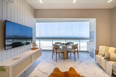 Uma televisão e/ou sistema de entretenimento em Duplex Alto Padrão Frente Mar com Piscina - 1149