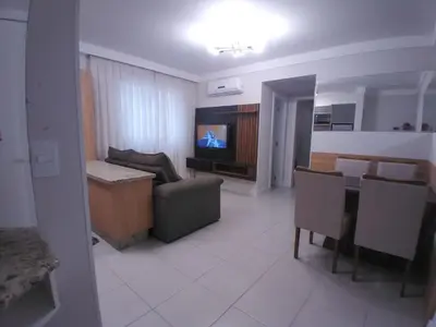 Uma televisão e/ou sistema de entretenimento em Clube do Mar-rua 224-Itapema Meia Praia Apt 102 B