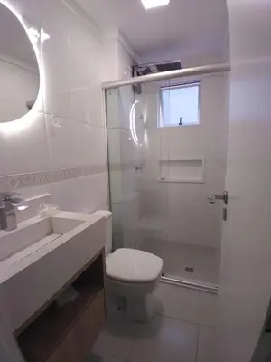 Uma casa de banho em Clube do Mar-rua 224-Itapema Meia Praia Apt 102 B