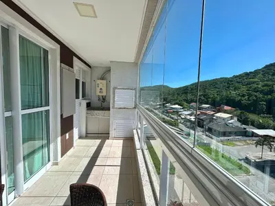 Uma vista geral da montanha ou uma vista da montanha a partir do apartamento
