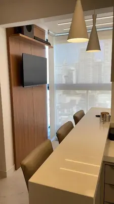 Uma televisão e/ou sistema de entretenimento em Apartamento Meia Praia - Itapema
