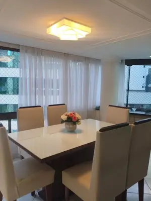 A planta de Apto duas quadras Mar Itapema Acomoda até 8