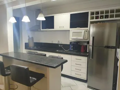 A planta de Apto duas quadras Mar Itapema Acomoda até 8