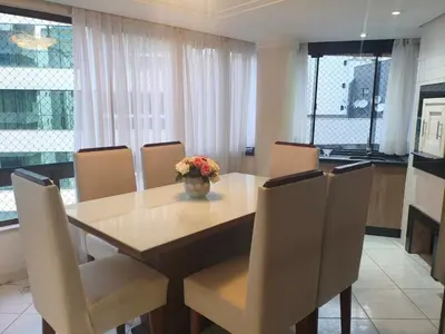 A planta de Apto duas quadras Mar Itapema Acomoda até 8