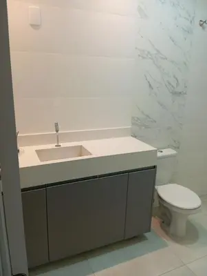 Uma casa de banho em Casa com piscina em Camboriú