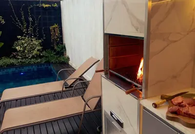 As comodidades para churrasco disponíveis para os clientes desta casa de férias