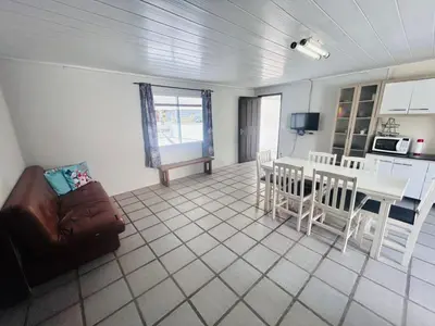 A cozinha ou kitchenette de casa na vila da praia de Palmas
