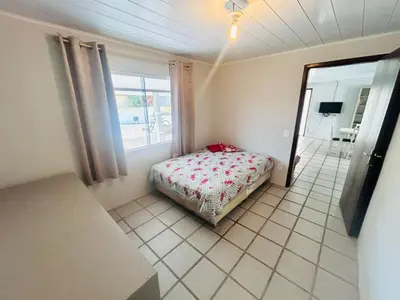 Uma cama ou camas num quarto em casa na vila da praia de Palmas