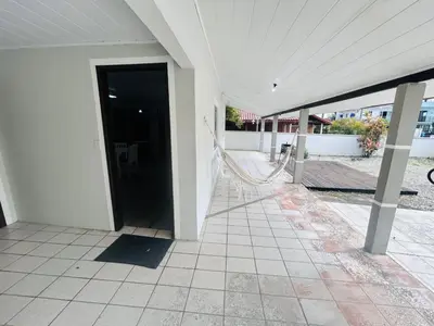 Uma varanda ou terraço em casa na vila da praia de Palmas