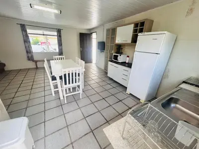A cozinha ou kitchenette de casa na vila da praia de Palmas
