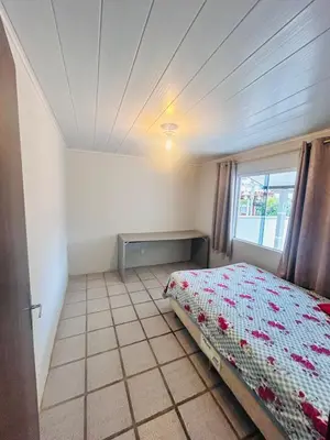 Uma cama ou camas num quarto em casa na vila da praia de Palmas