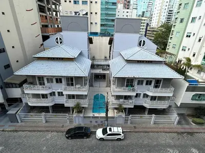 O edifício onde o apartamento está situado