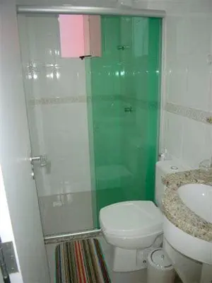 Uma casa de banho em Clube do Mar-rua 224-Itapema Meia Praia Apt 201 A