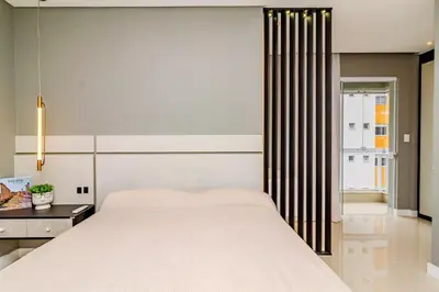 Uma cama ou camas num quarto em LUXO 3 Suítes 500m Praia Churras Meia Praia