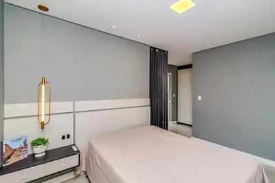 Uma cama ou camas num quarto em LUXO 3 Suítes 500m Praia Churras Meia Praia