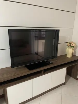 Uma televisão e/ou sistema de entretenimento em Apartamento em Meia Praia, Itapema, 190m do mar, 3 quartos, sendo 1 suíte!