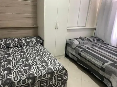 Uma cama ou camas num quarto em Apartamento em Meia Praia, Itapema, 190m do mar, 3 quartos, sendo 1 suíte!