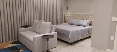 Uma área de estar em Flat Infinity 1504 Vista Mar
