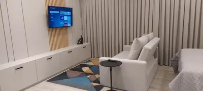 Uma televisão e/ou sistema de entretenimento em Flat Infinity 1504 Vista Mar