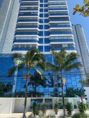O edifício onde o apartamento está situado