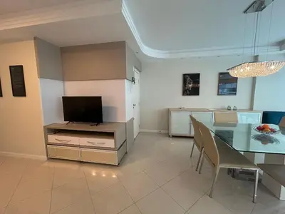 Uma televisão e/ou sistema de entretenimento em Apto Almeida e Moraes 3 Suítes c/churrasqueira Meia Praia