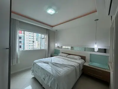 Uma cama ou camas num quarto em Apto Almeida e Moraes 3 Suítes c/churrasqueira Meia Praia