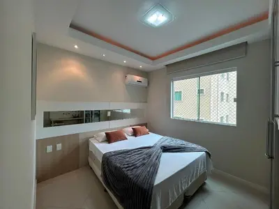 Uma cama ou camas num quarto em Apto Almeida e Moraes 3 Suítes c/churrasqueira Meia Praia
