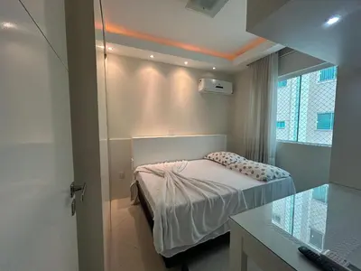 Uma cama ou camas num quarto em Apto Almeida e Moraes 3 Suítes c/churrasqueira Meia Praia