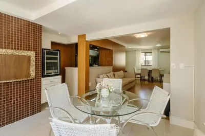 A cozinha ou kitchenette de Aptos completos com localização privilegiada a 200m da Praia em BC – TVNs
