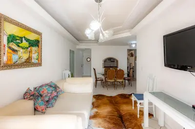 Uma televisão e/ou sistema de entretenimento em Apartamento com Varanda, Churrasqueira e Vista Mar