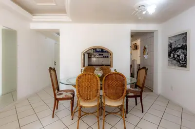Uma área de estar em Apartamento com Varanda, Churrasqueira e Vista Mar