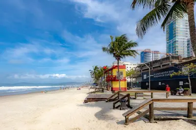 Uma praia em ou perto do apartamento