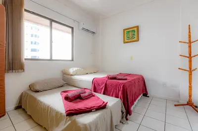 Uma cama ou camas num quarto em Apartamento com Varanda, Churrasqueira e Vista Mar