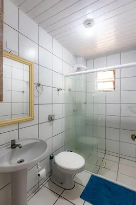Uma casa de banho em Apartamento com Varanda, Churrasqueira e Vista Mar