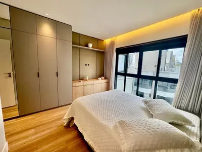 Uma cama ou camas num quarto em Apartamento 3 dormitórios quadra da praia