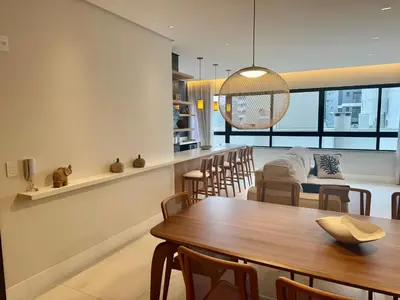 Uma área de estar em Apartamento 3 dormitórios quadra da praia
